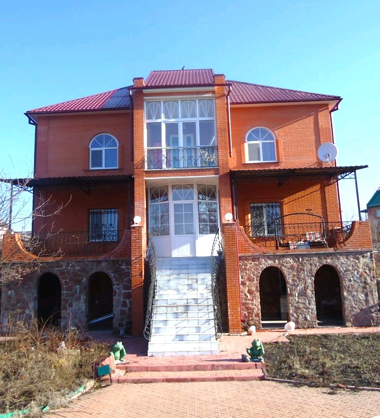 Вы желаете купить дом? ПРОДАЕТСЯ ДОМ. Город Крюківщина. Район  Цена 260000.00дол код в базе 289069
